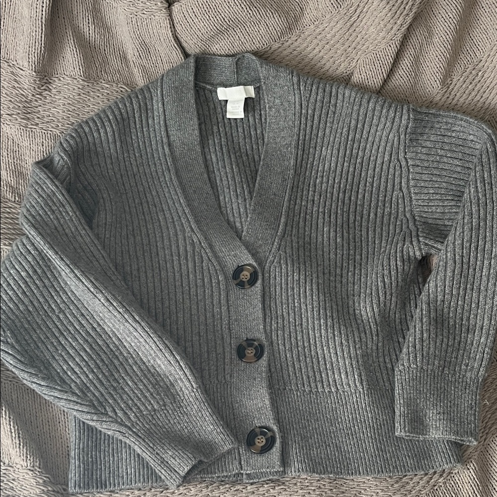 H&M Gray Ribbed V-Neck Button Front Cardigan - Picture 3 of 4